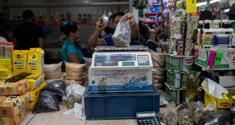 Reportan que inflación interanual en Venezuela llega a 458% y que actividad económica no repunta