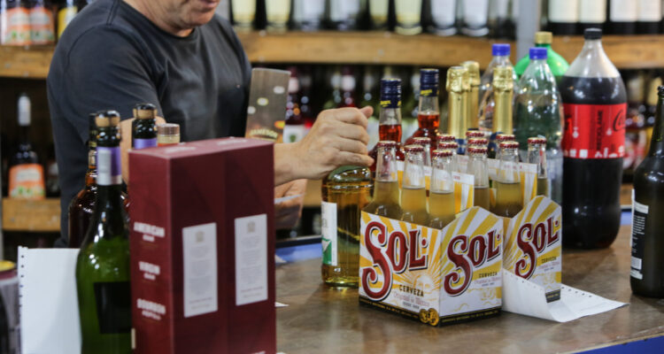 “Chilenos y extranjeros son violentos”: Botillerías piden ajustar Ley ante agresiones por pedir carnet