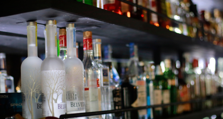 Venta de alcoholes: avanza proyecto para que locales pidan cédula sólo en caso de “duda razonable”.