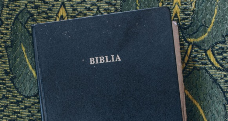 Vetan la Biblia en siete escuelas de Estados Unidos tras denuncia por contenido “pornográfico”