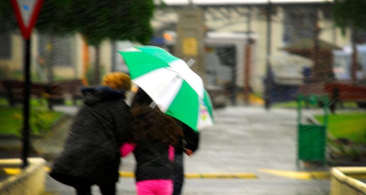 Emiten aviso por probabilidad de tornados y trombas marinas en regiones de Los Lagos y Los Ríos