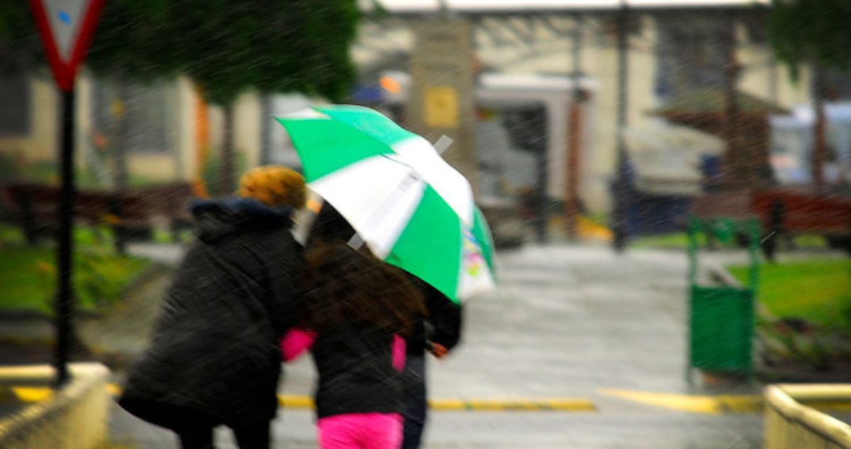 Emiten aviso por probabilidad de tornados y trombas marinas en regiones de Los Lagos y Los Ríos