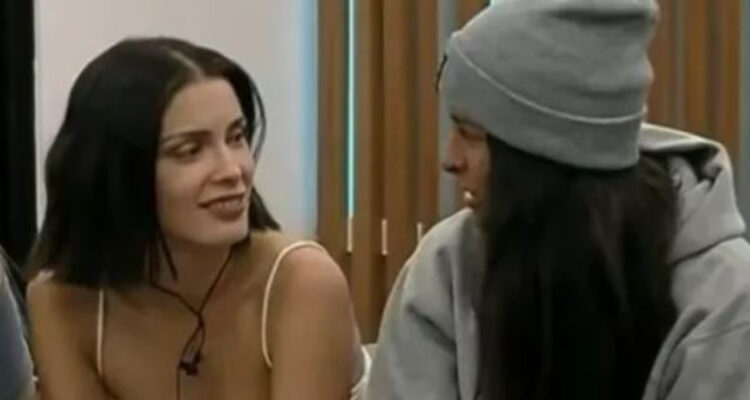 Constanza y Viviana bromeando juntas en Gran Hermano. Ambas protagonizaron un romance televisivo.