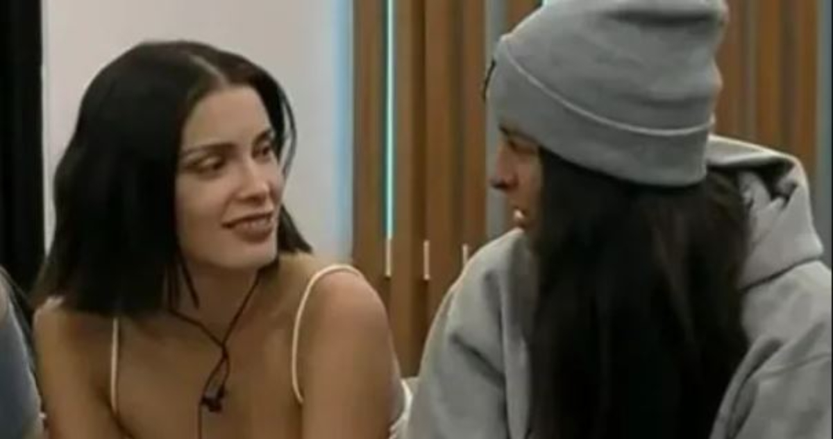 Constanza y Viviana bromeando juntas en Gran Hermano. Ambas protagonizaron un romance televisivo.