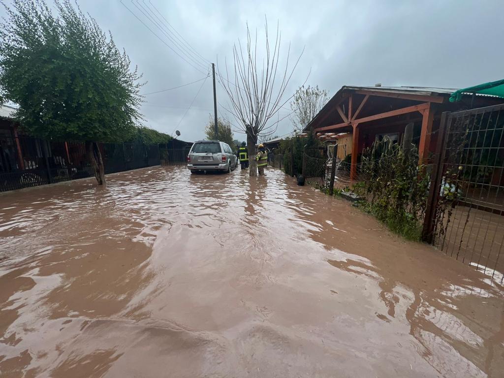 Viviendas inundadas por desborde del río Tinguiririca.