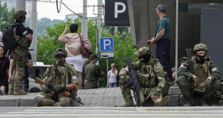 Miembros de Wagner montan guardia en el centro de Rostov-on-Don