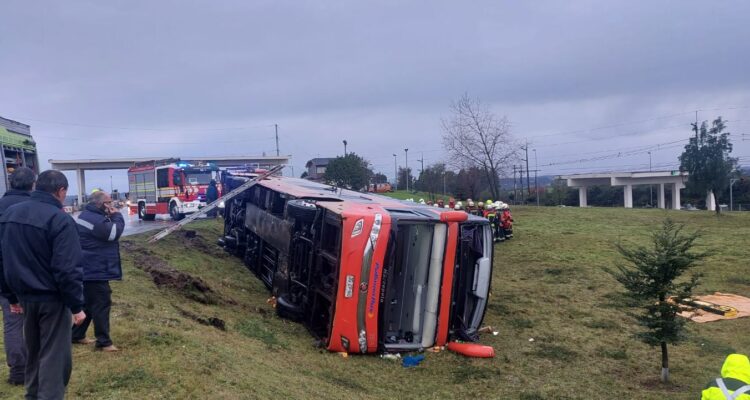 Un bus con 15 pasajeros se volcó en la Ruta 5 en acceso a Puerto Montt