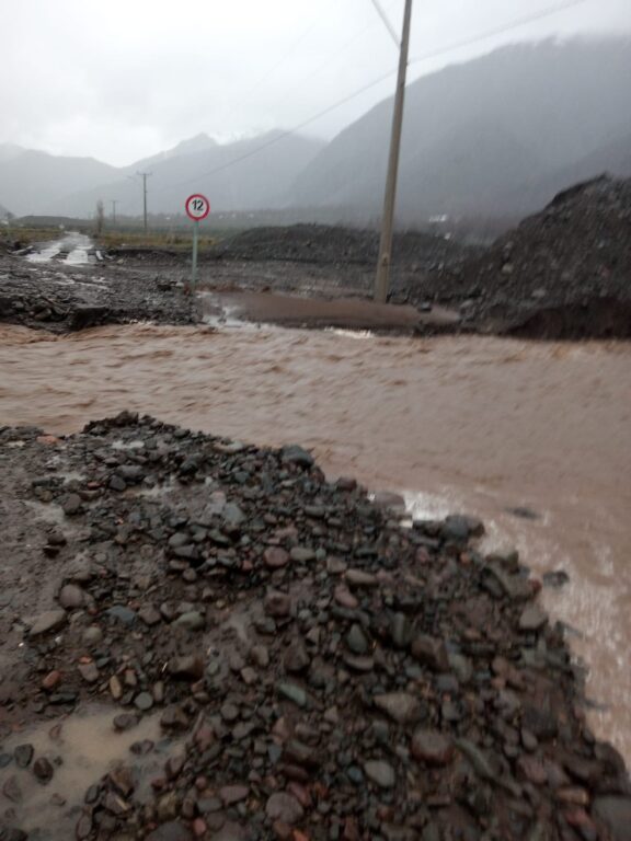 Río desborda en Alto Bío Bío y amenaza con llegar a viviendas de familias