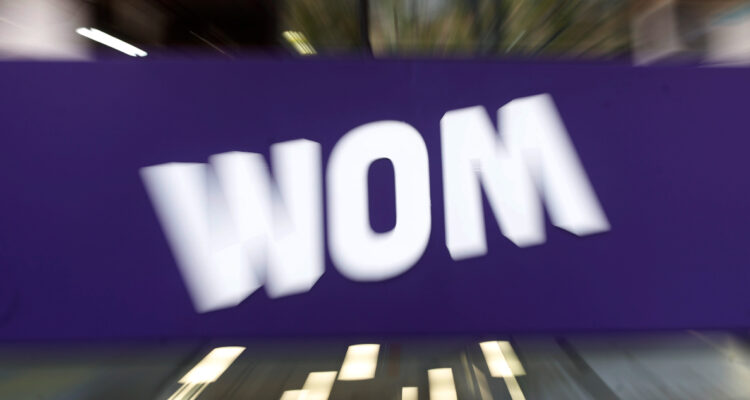 Cientos de despidos: WOM toma medidas en Chile ante “complejo escenario económico”