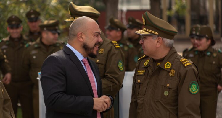 El subsecretario de la prevención el delito, Eduardo Vergara junto al general director de carabineros, Ricardo Yañez