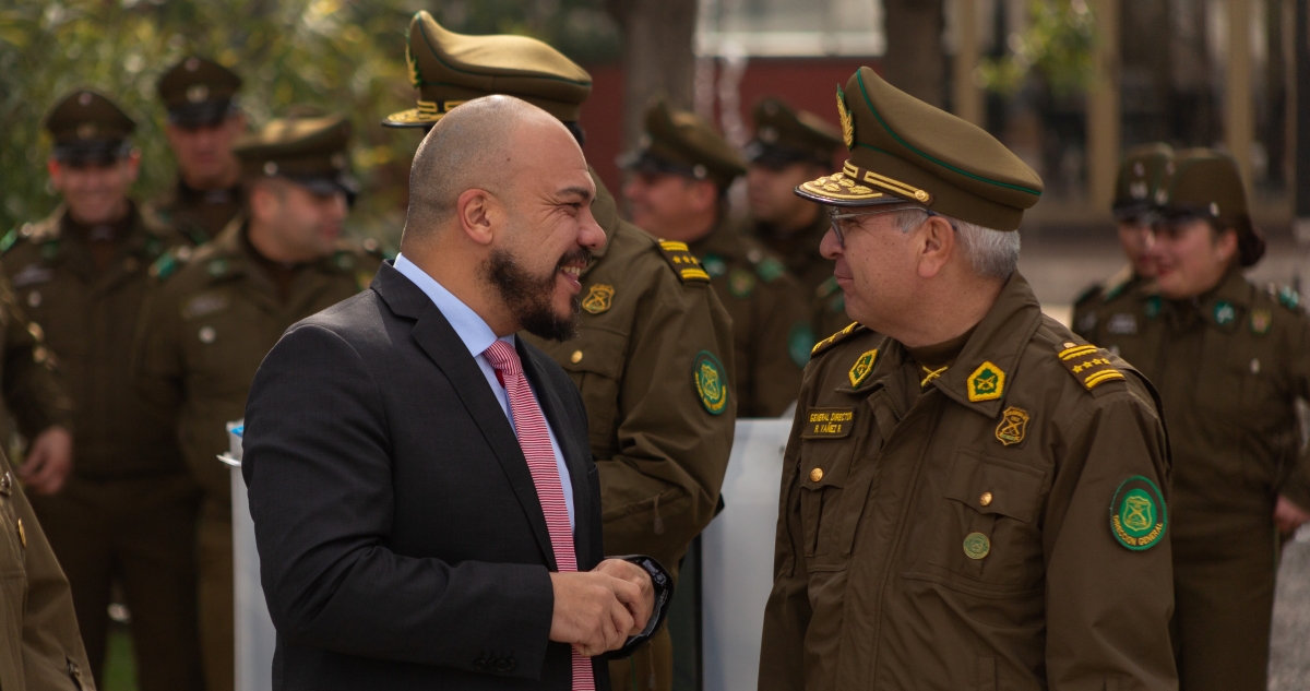 El subsecretario de la prevención el delito, Eduardo Vergara junto al general director de carabineros, Ricardo Yañez