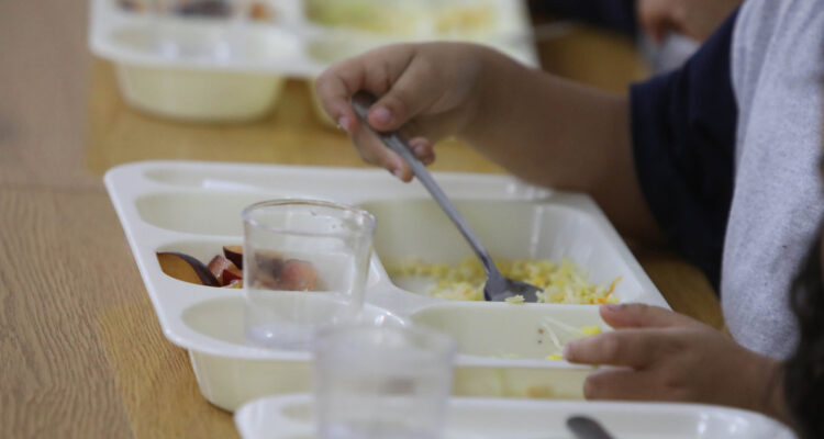 AC contra Ávila: Junaeb habría pagado $3.500 millones por 30 colaciones, según acusó exdirector