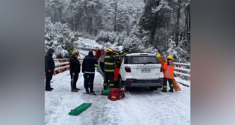 Colisión entre bus proveniente de Argentina y vehículo menor deja cinco lesionados en La Araucanía