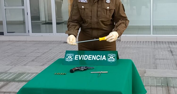 Delincuentes intentan robar auto en estacionamiento DGAC en Aeropuerto de Santiago: hay dos detenidos