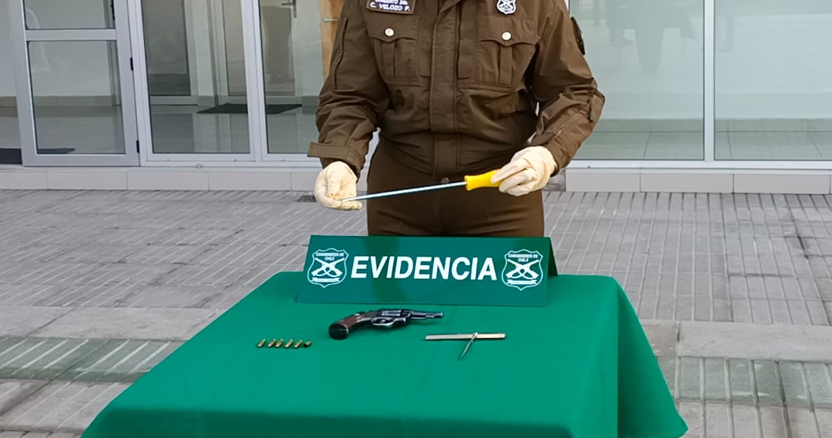 Delincuentes intentan robar auto en estacionamiento DGAC en Aeropuerto de Santiago: hay dos detenidos