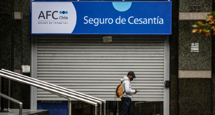 Frontis de un local de AFC con sus cortinas abajo