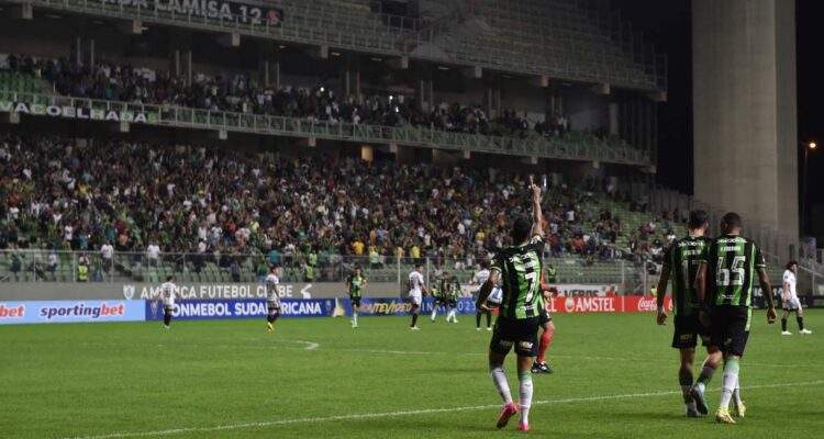 Hinchas de Colo Colo arremetieron en contra de Agustín Bouzat.