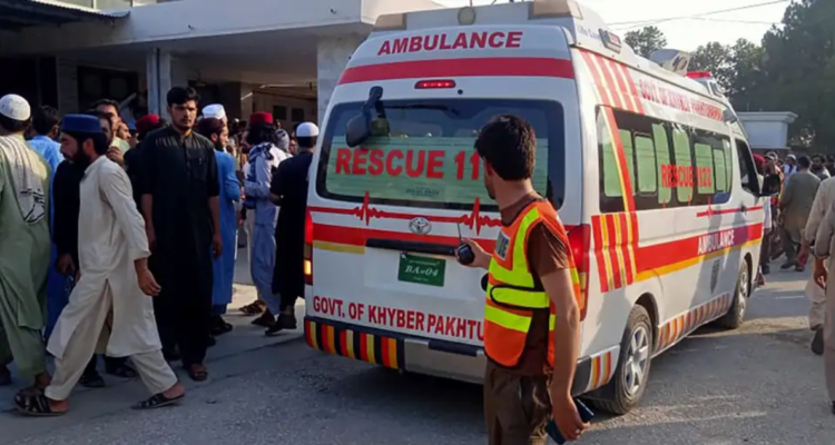 Al menos 40 personas mueren tras explosión de bomba en Pakistán