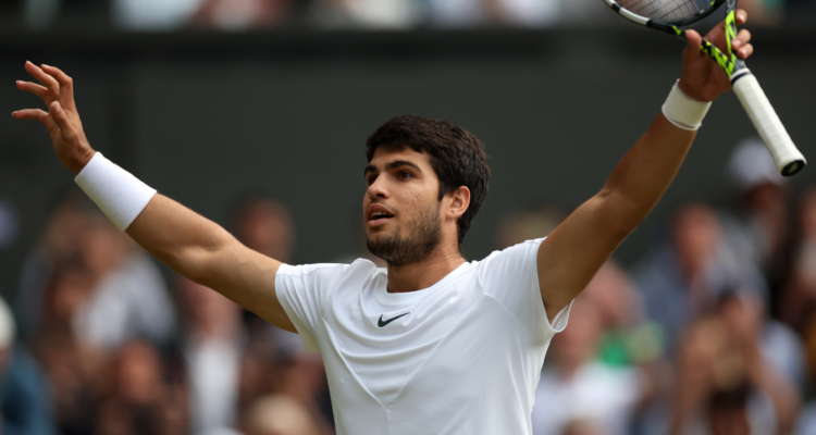 Carlos Alcaraz se luce para batir a Medvedev y alcanzar la final de Wimbledon.
