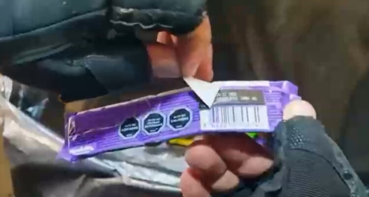 Reportaje revela que ambulantes venden alimentos vencidos al interior del Metro de Santiago