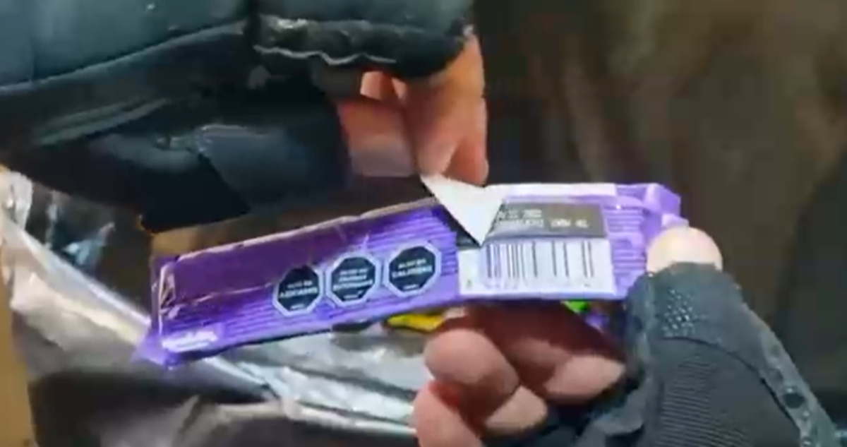 Reportaje revela que ambulantes venden alimentos vencidos al interior del Metro de Santiago