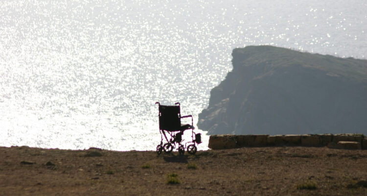 Anciano empujó al mar a su esposa postrada en silla de ruedas: la cuidó por 40 años en Japón