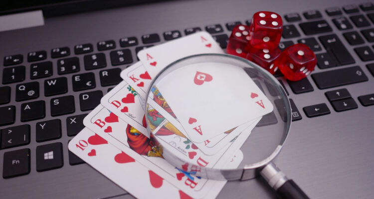 Sernac indica que juegos de azar online son un riesgo y que sólo Lotería, Polla y Teletrak son legales