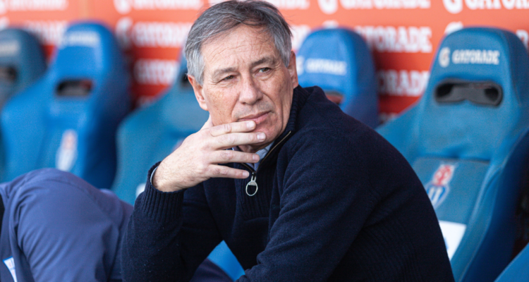 Ariel Holan es cesado de la banca cruzada.