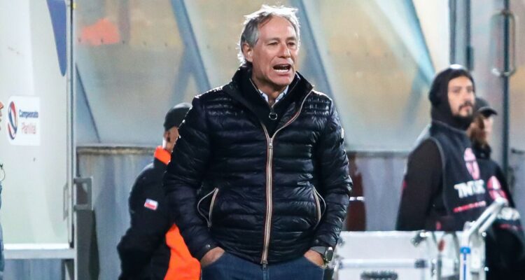 Revelan que Ariel Holan renunció a Católica hace más de un mes