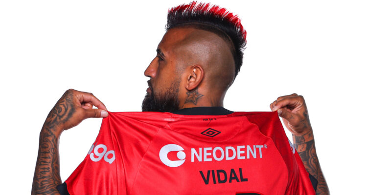 Arturo Vidal en su presentación como refuerzo de Athletico Paranaense