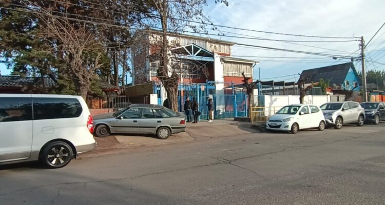 Violento regreso a clases en Quinta Normal: asaltan a apoderados, niños y educadora afuera de colegio