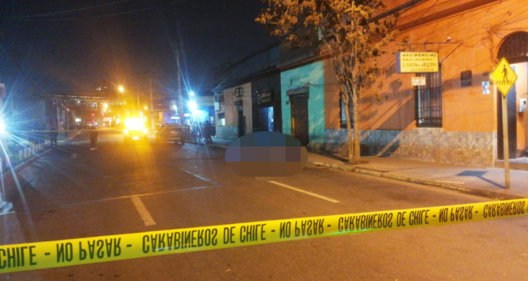 Hombre muere tras recibir disparo en la cabeza en Estación Central: habría sido víctima de asalto