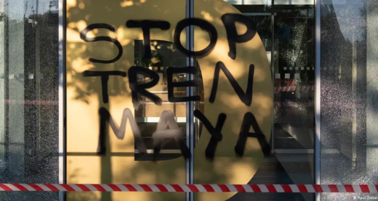 Los desconocidos escribieron “Stop Tren Maya”