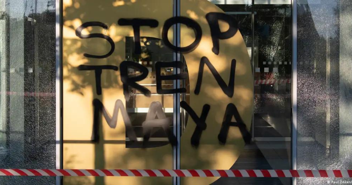Los desconocidos escribieron “Stop Tren Maya”