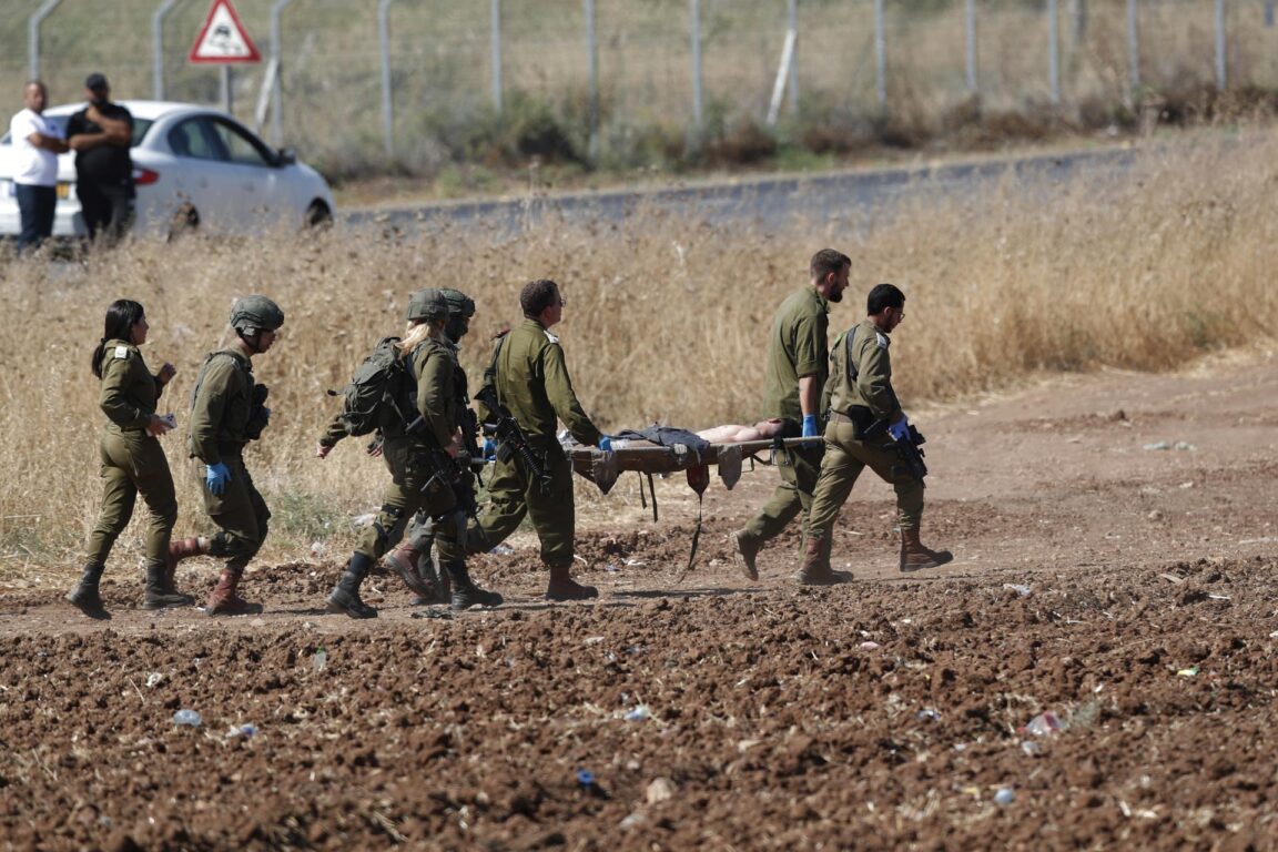 Israelíes transportan a un soldado herido cerca de la ciudad cisjordana de Jenin 