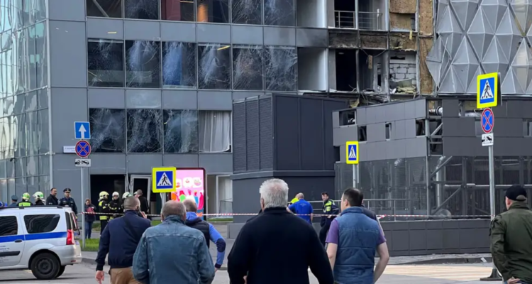 Ataque ucraniano con drones impacta a dos edificios en Moscú