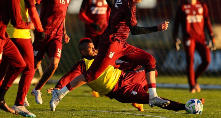 Arturo Vidal ya posa para las Redes Sociales de Athletico Paranaense.