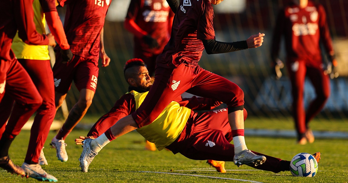 Arturo Vidal ya posa para las Redes Sociales de Athletico Paranaense.