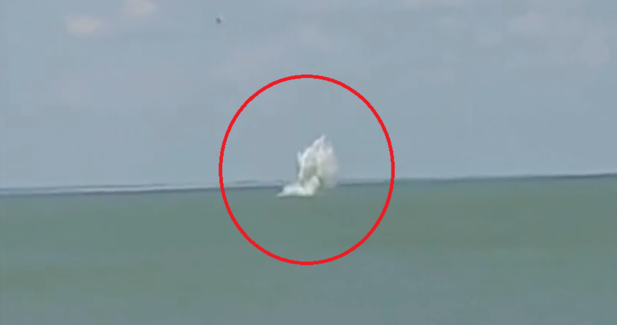 Video | Avión ruso Su-25 se estrella sobre el mar de Azov durante vuelo de entrenamiento: piloto murió