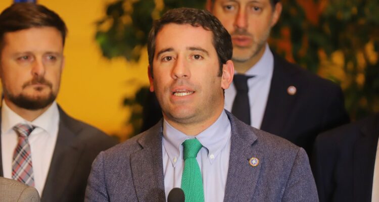 Caso Convenios: Republicanos estudiarán posibles AC en contra de los ministros Montes y Jackson