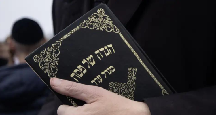 La Torá, escrita en hebreo, es el libro sagrado del Pueblo judío