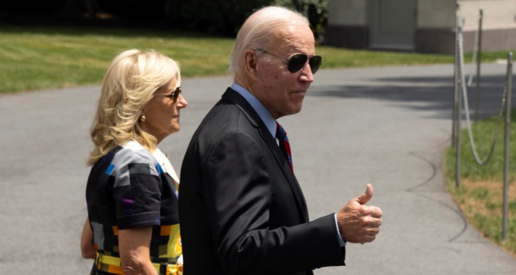 Biden anuncia condonación de deudas estudiantiles a más de 800 mil personas en EEUU