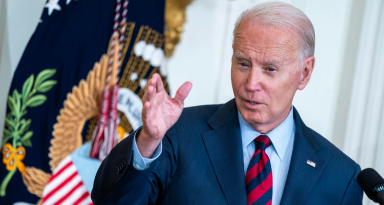 Biden dice que China busca superar a EEUU, pero llama a fortalecer relación