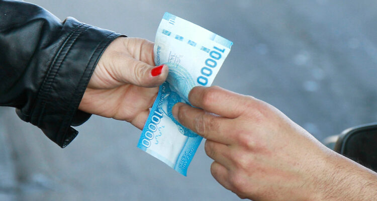 “Compran lujo con un fajo”: Expresidente de B. Central plantea eliminar billetes de $20 mil y $10 mil