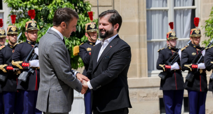 Presidente Boric agradece a Macron la recepción de Francia a chilenos exiliados por la dictadura