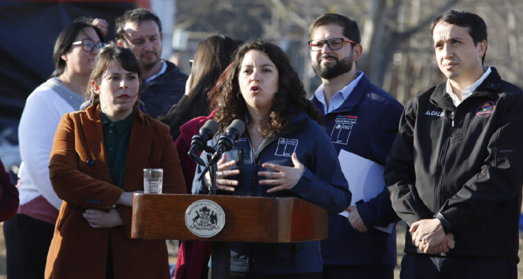 Ministra de Bienes Nacionales, Javiera Toro Cáceres, hablando en un punto de prensa posterior a la primera vivienda de emergencia instalada tras el sistema frontal