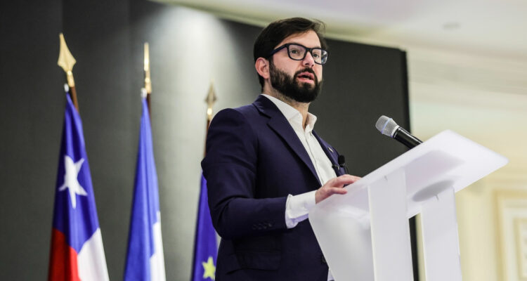 Presidente Boric defiende en París la necesidad de “limitar la dependencia” comercial de China