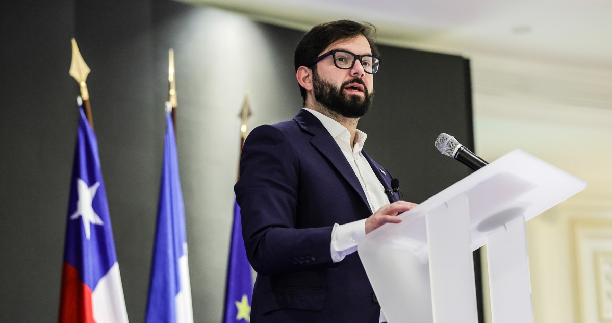Presidente Boric defiende en París la necesidad de “limitar la dependencia” comercial de China