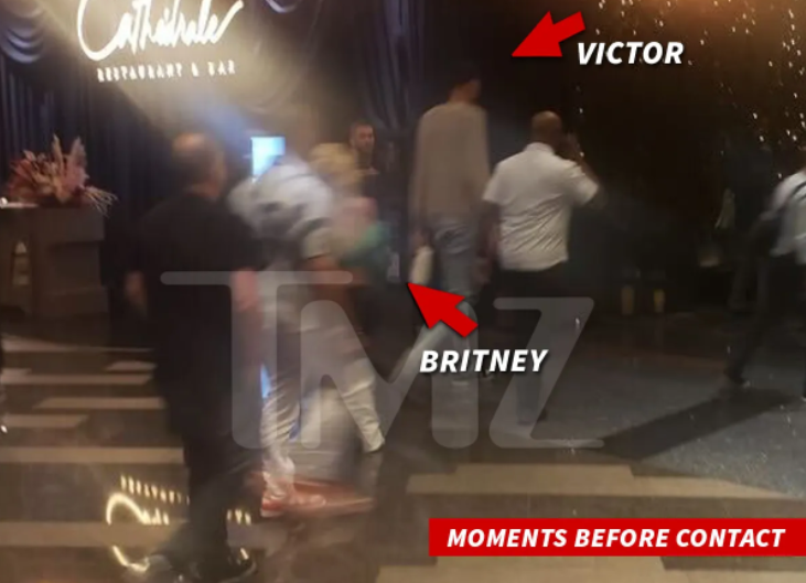 Golpean a Britney Spears cuando intentó acercarse a Víctor Wembanyama.