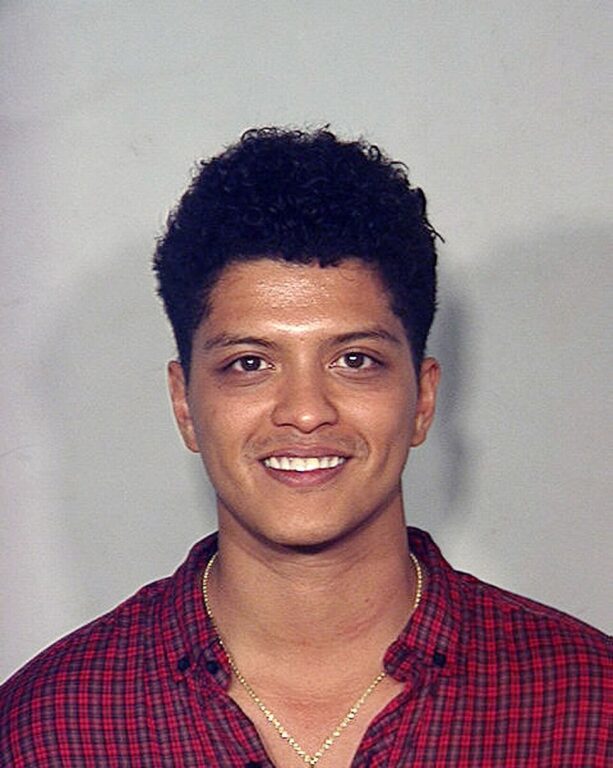 La estrella del pop Bruno Mars fue arrestada por posesión en 2010 cuando los oficiales supuestamente lo encontraron con 2.6 gramos de cocaína en Las Vegas.